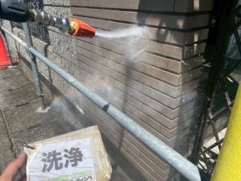 塀　水洗いを行います。