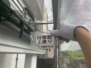 雨樋上塗り塗装を行います。