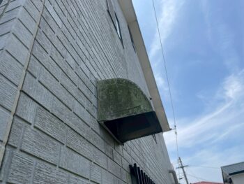 換気フードは経年変化で汚れていました。