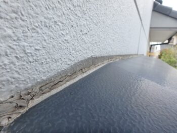 コーキングは経年劣化で硬くなっています。