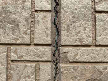 コーキングが破断しています。