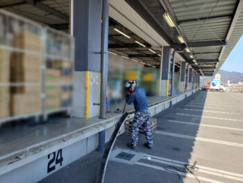 既存のカーストッパーを取り外します。