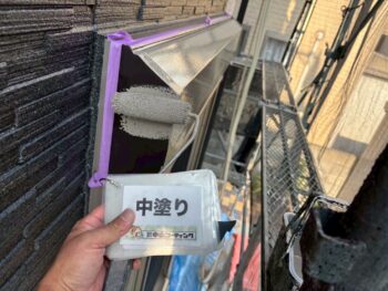 シャッターBOX中塗り塗装を行います。