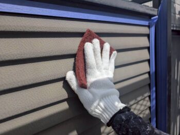 雨戸戸袋　ケレン作業を行います。