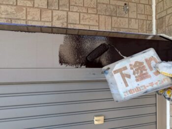 シャッターBOX下塗り塗装を行います。