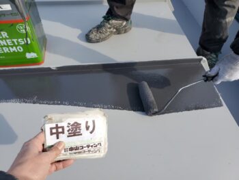 屋根　中塗り塗装を行います。