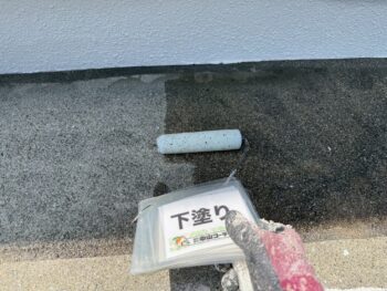 防水下塗り塗装を行います。
