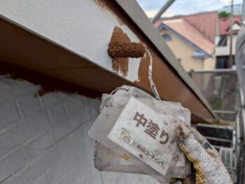 破風鼻隠し　中塗り塗装を行います。