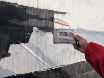 下塗り塗装を行います。