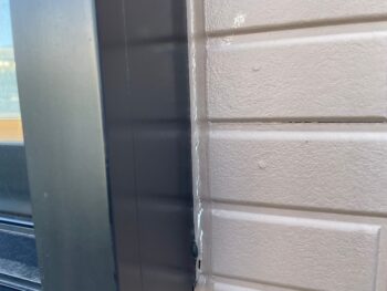 窓まわりのコーキングも薄くなり隙間がありました。