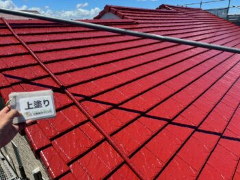 屋根上塗り塗装を行います。