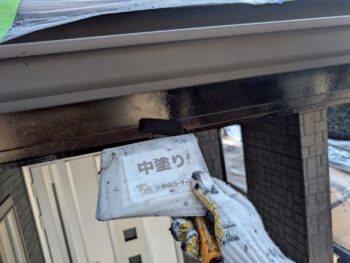 破風鼻隠し中塗り塗装を行います。