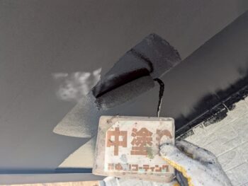 軒天井中塗り塗装を行います。