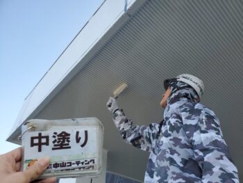 天井中塗り塗装を行います。