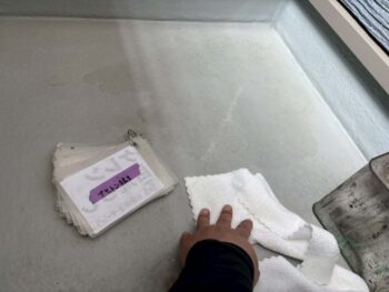 アセトン拭きで汚れを拭き取りします。