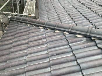 棟瓦の下には葺き土があります。漆喰が劣化すると雨水が葺き土に触れ、棟瓦の固定が不安定になります。