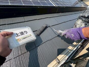 屋根上塗り塗装を行います。
