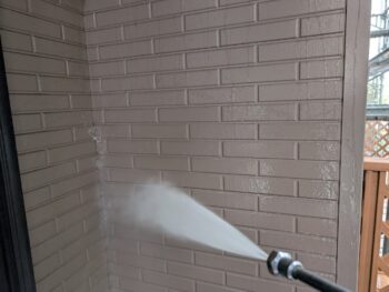 外壁　水洗いを行います。