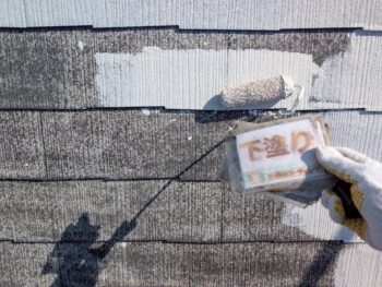 しっかり乾燥させ、屋根下塗り塗装を行います。