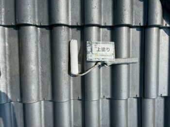 屋根上塗り塗装を行います。