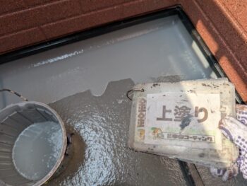 防水　上塗り塗装を行います。