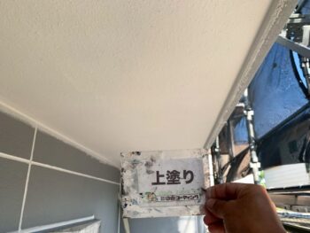 軒天井上塗り塗装を行います。