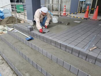 タイルを慎重に並べていきます。