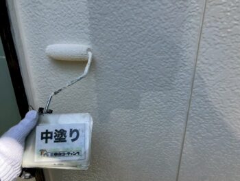 中塗りを行います