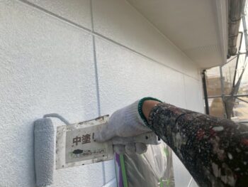 外壁中塗り塗装を行います。