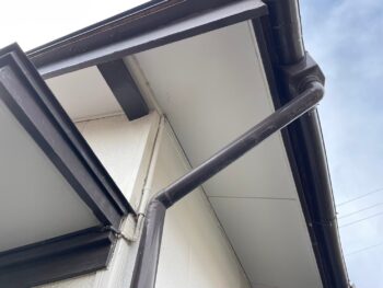 施工前の雨樋、軒天井周りです