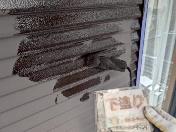 雨戸戸袋　下塗り塗装を行います。