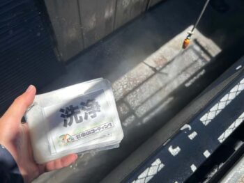 ベランダ内部　水洗いを行います。