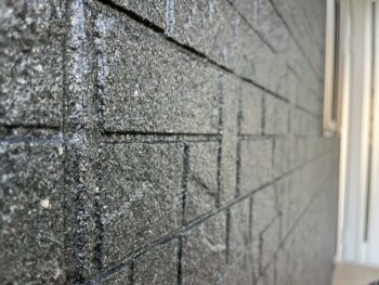 細かいフレークとビジューというラメをクリヤー塗料と一緒に吹付施工します。