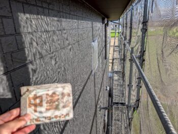 中塗り塗装ではダイヤカレイドのベース色を塗装します。