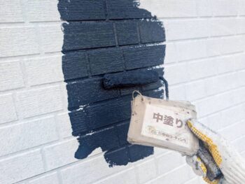 外壁　中塗り塗装を行います。