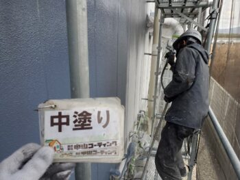 下塗りと同様に広い面は吹付で施工を行います。