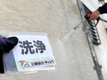 屋根や外壁　水洗いを行います。