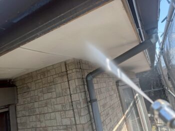 軒天井　水洗いを行います。