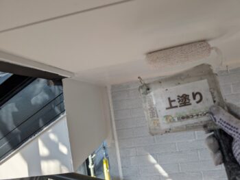 軒天井　上塗り塗装を行います。