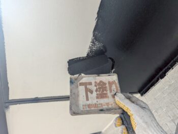軒天井下塗り塗装を行います。