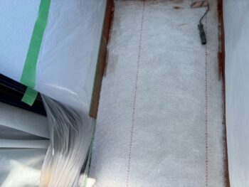 防水用ガラスマットを設置します。