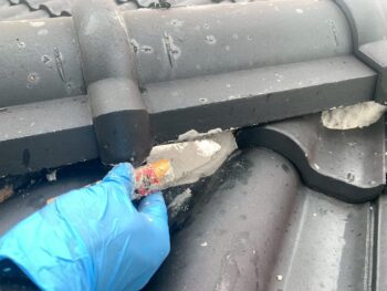 漆喰部分を補修します。