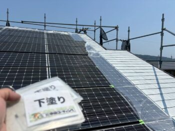 屋根下塗り塗装を行います。