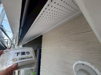軒天井下塗り塗装を行います。