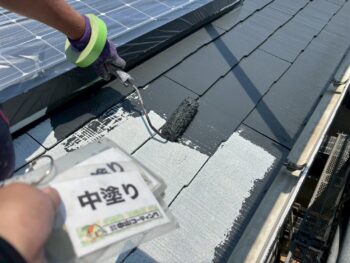 屋根中塗り塗装を行います。