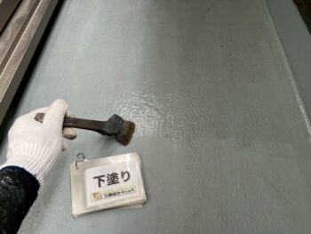 防水下塗り塗装を行います。