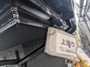 破風鼻隠し上塗り塗装を行います。