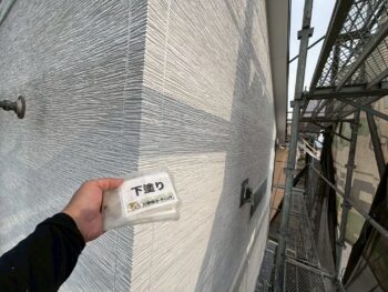 外壁下塗り塗装を行います。