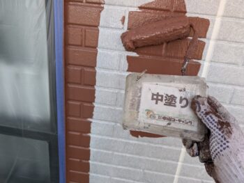 ダイヤカレイドベース色の中塗り塗装を行います。