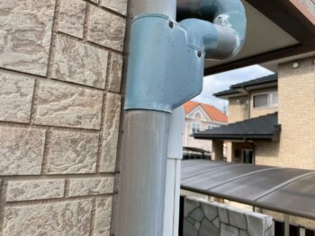 雨樋も色が褪せています。